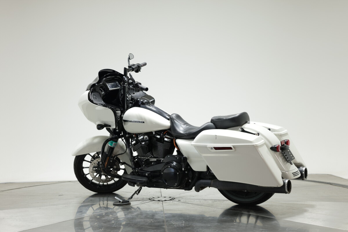 2018 HARLEY-DAVIDSON FLTRXS ROAD GLIDE SPECIAL in Bonneville Salt Pearl with 12395 miles - Photo 10