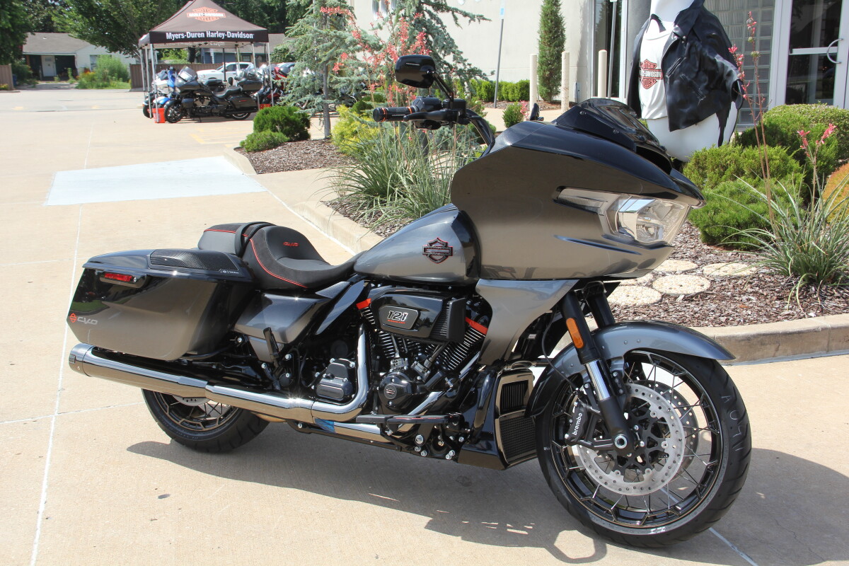 2025 Harley-Davidson CVO Road Glide Raven Fade - Photo 4