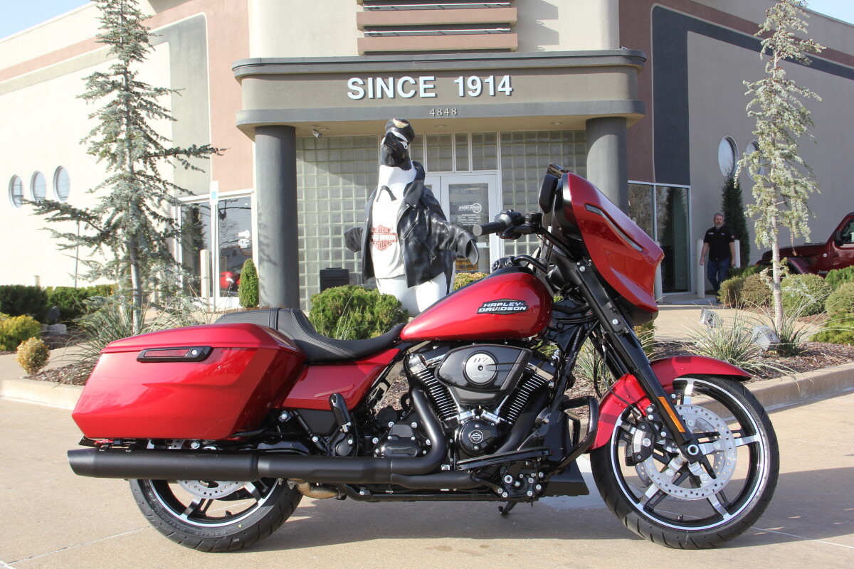 2025 Harley-Davidson Street Glide Brilliant Red - Black Finish - Photo 2