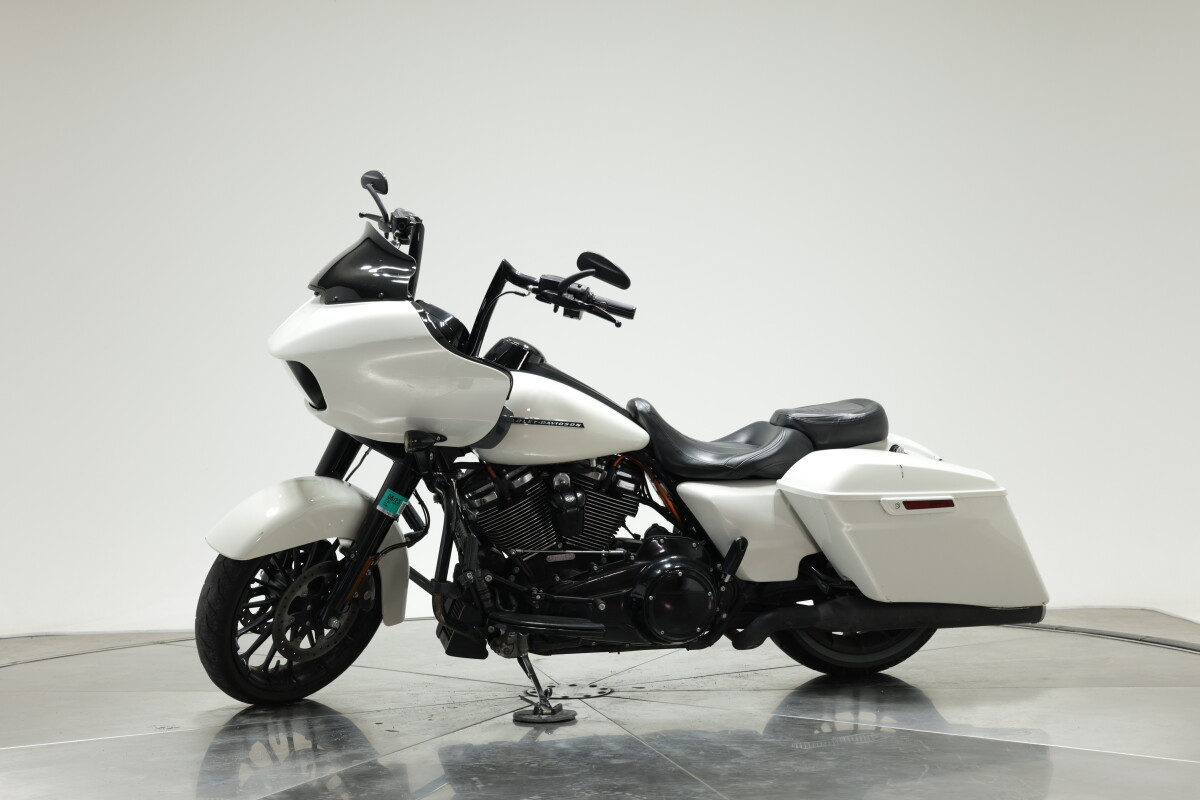 2018 HARLEY-DAVIDSON FLTRXS ROAD GLIDE SPECIAL in Bonneville Salt Pearl with 12395 miles - Photo 8