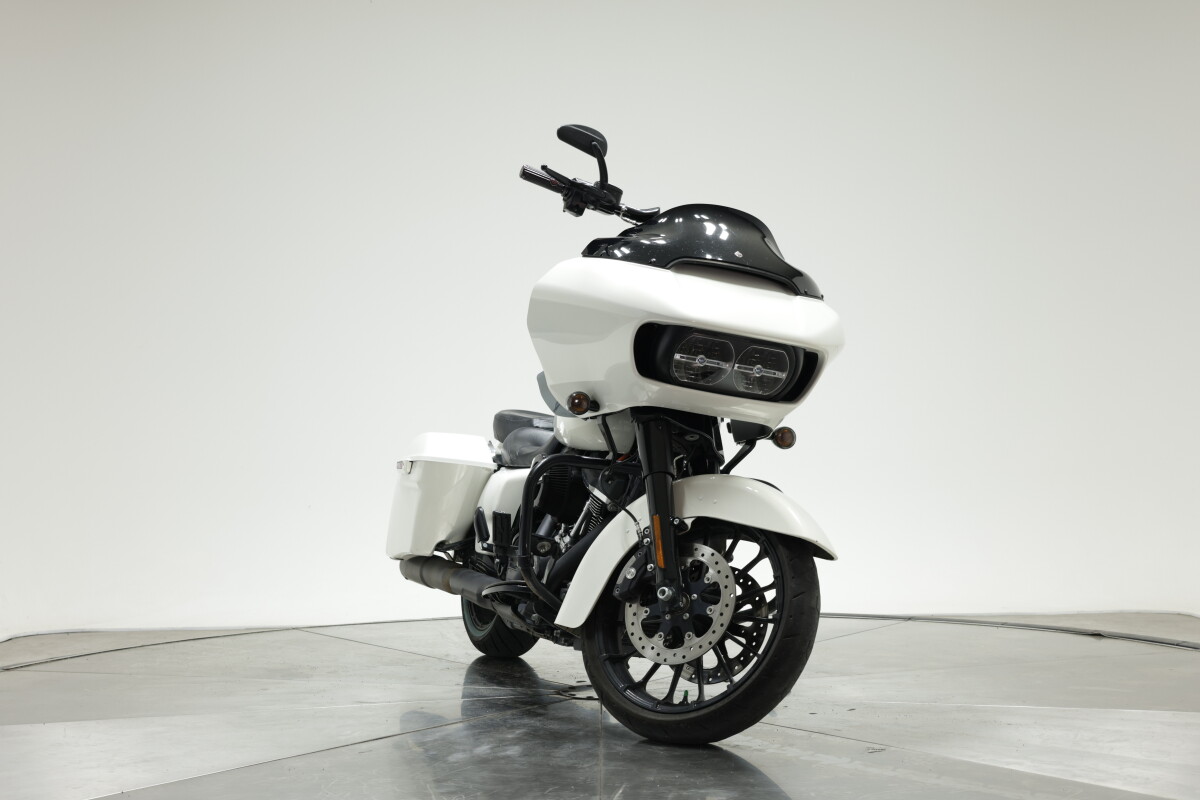 2018 HARLEY-DAVIDSON FLTRXS ROAD GLIDE SPECIAL in Bonneville Salt Pearl with 12395 miles - Photo 4