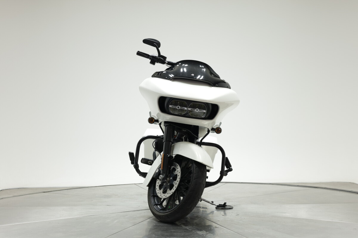 2018 HARLEY-DAVIDSON FLTRXS ROAD GLIDE SPECIAL in Bonneville Salt Pearl with 12395 miles - Photo 5