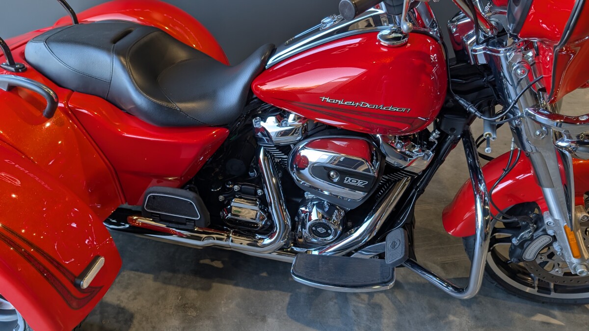 PENDING SALE 2017 Harley-Davidson Freewheeler Custom Colour Laguna Orange - Photo 2
