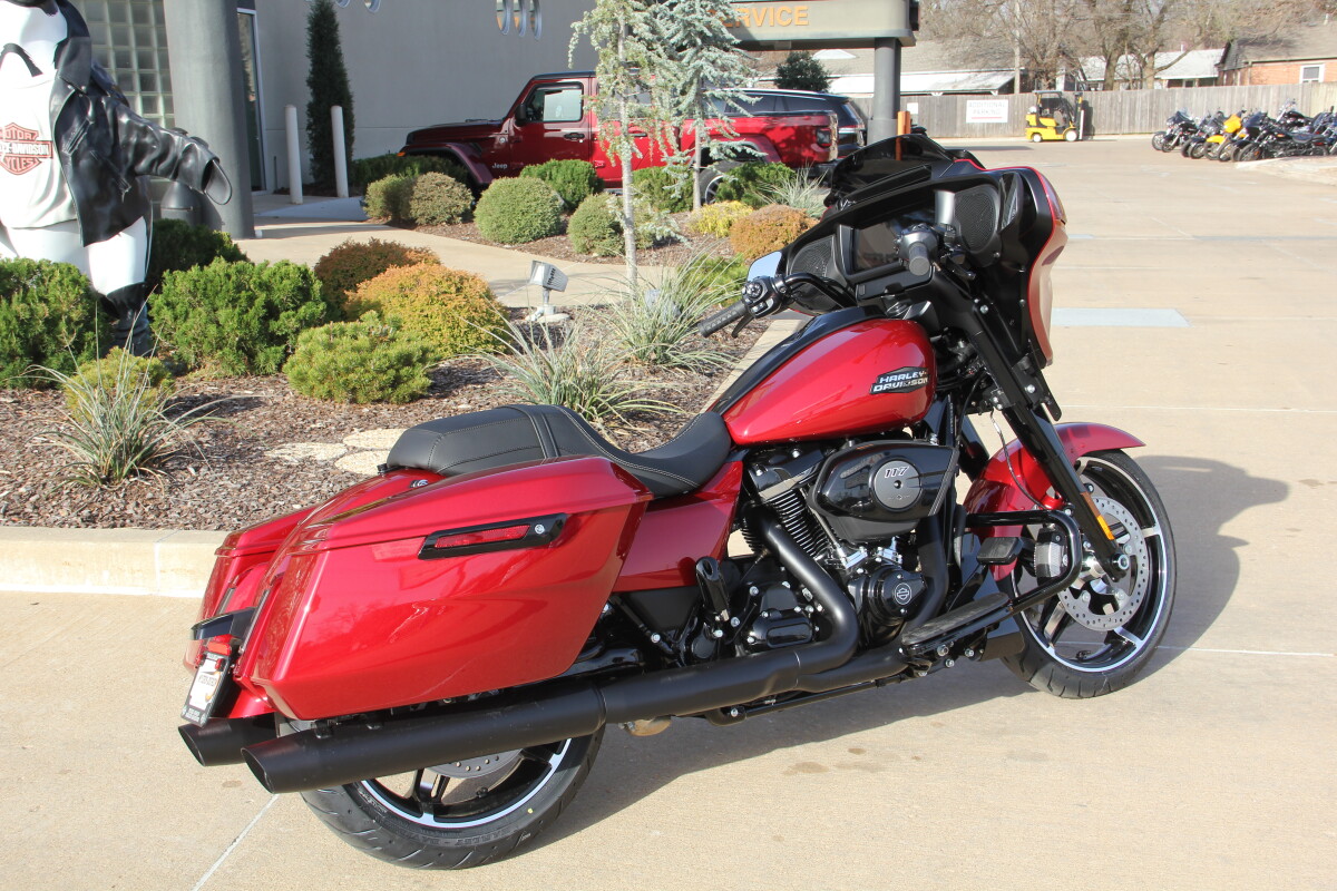 2025 Harley-Davidson Street Glide Brilliant Red - Black Finish - Photo 5
