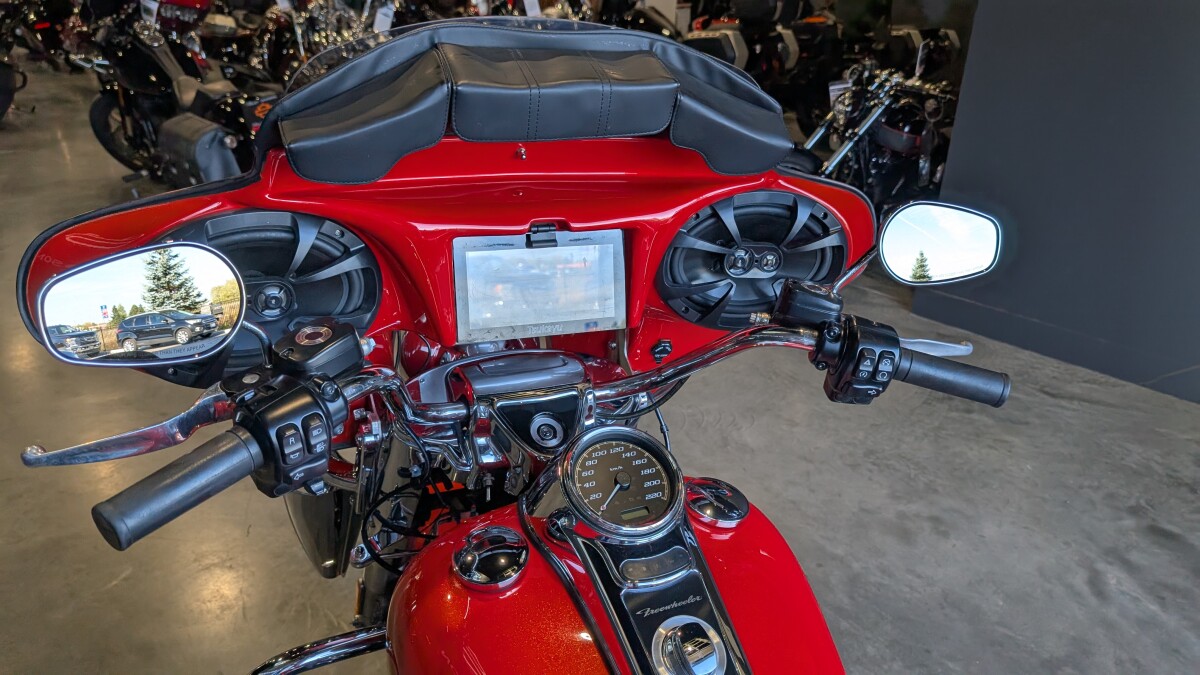 PENDING SALE 2017 Harley-Davidson Freewheeler Custom Colour Laguna Orange - Photo 6