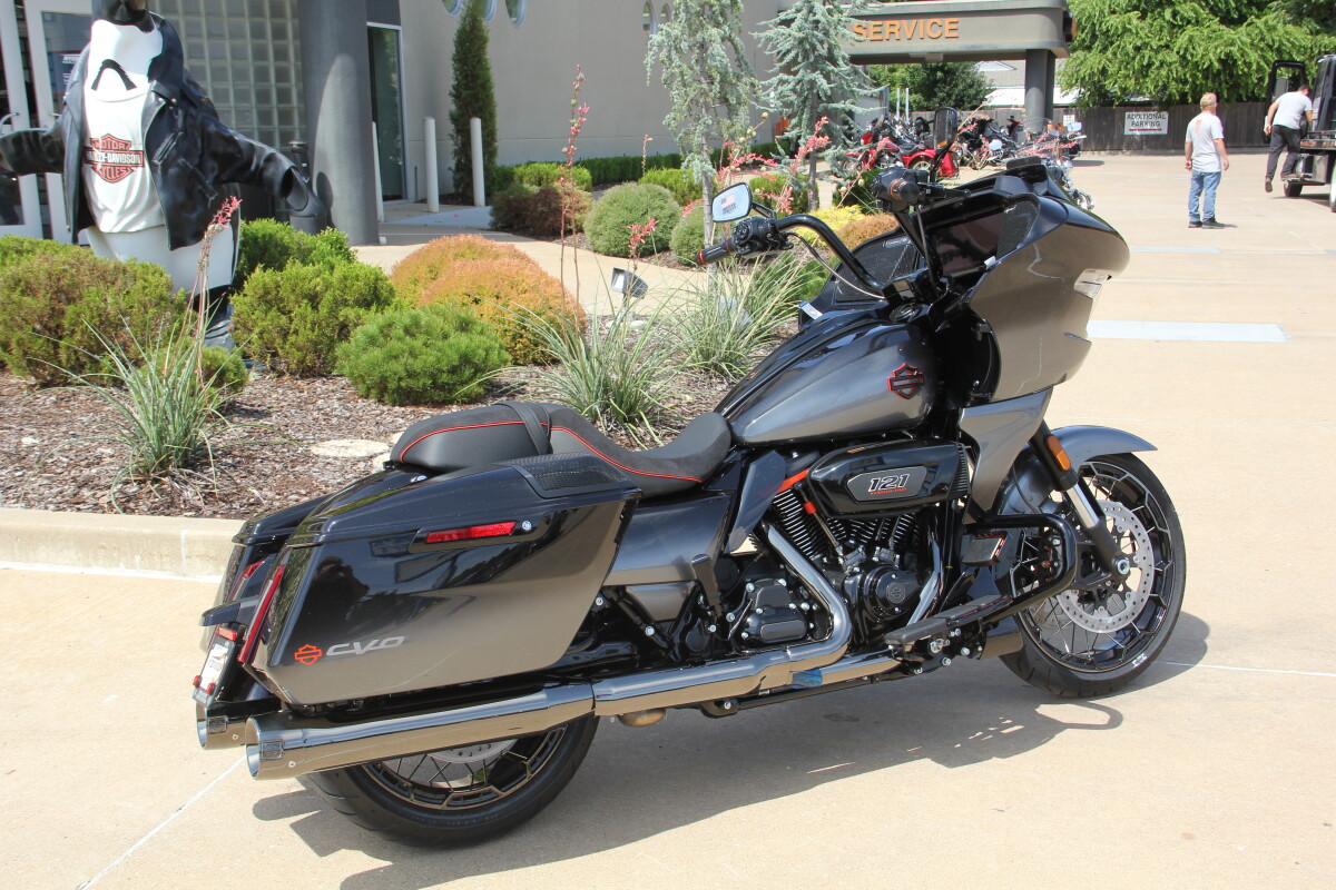 2025 Harley-Davidson CVO Road Glide Raven Fade - Photo 5