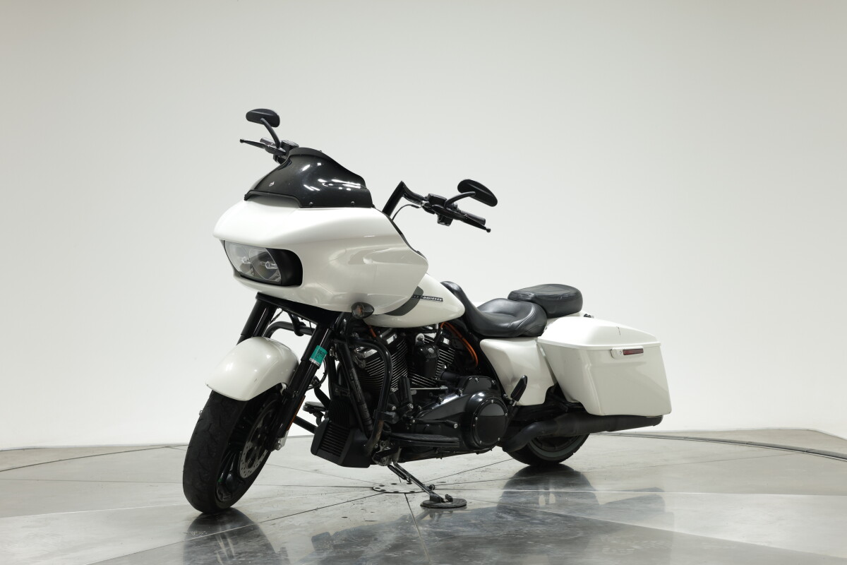 2018 HARLEY-DAVIDSON FLTRXS ROAD GLIDE SPECIAL in Bonneville Salt Pearl with 12395 miles - Photo 7
