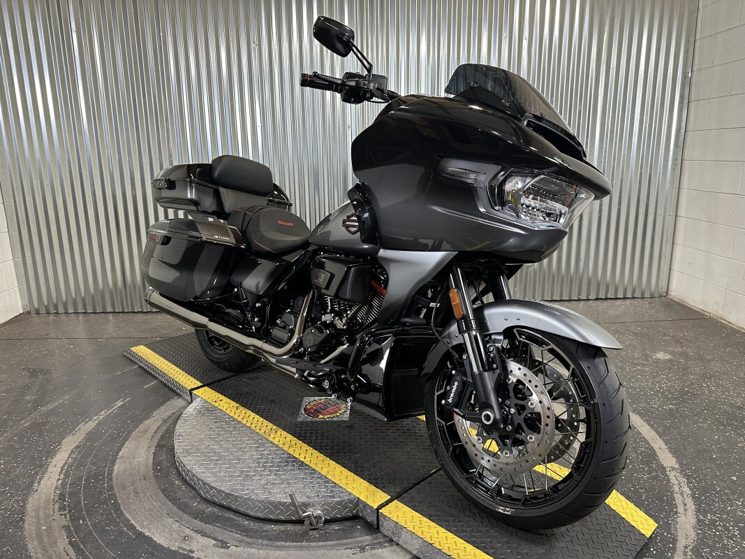2025 Harley-Davidson CVO Road Glide Raven Fade - Photo 2