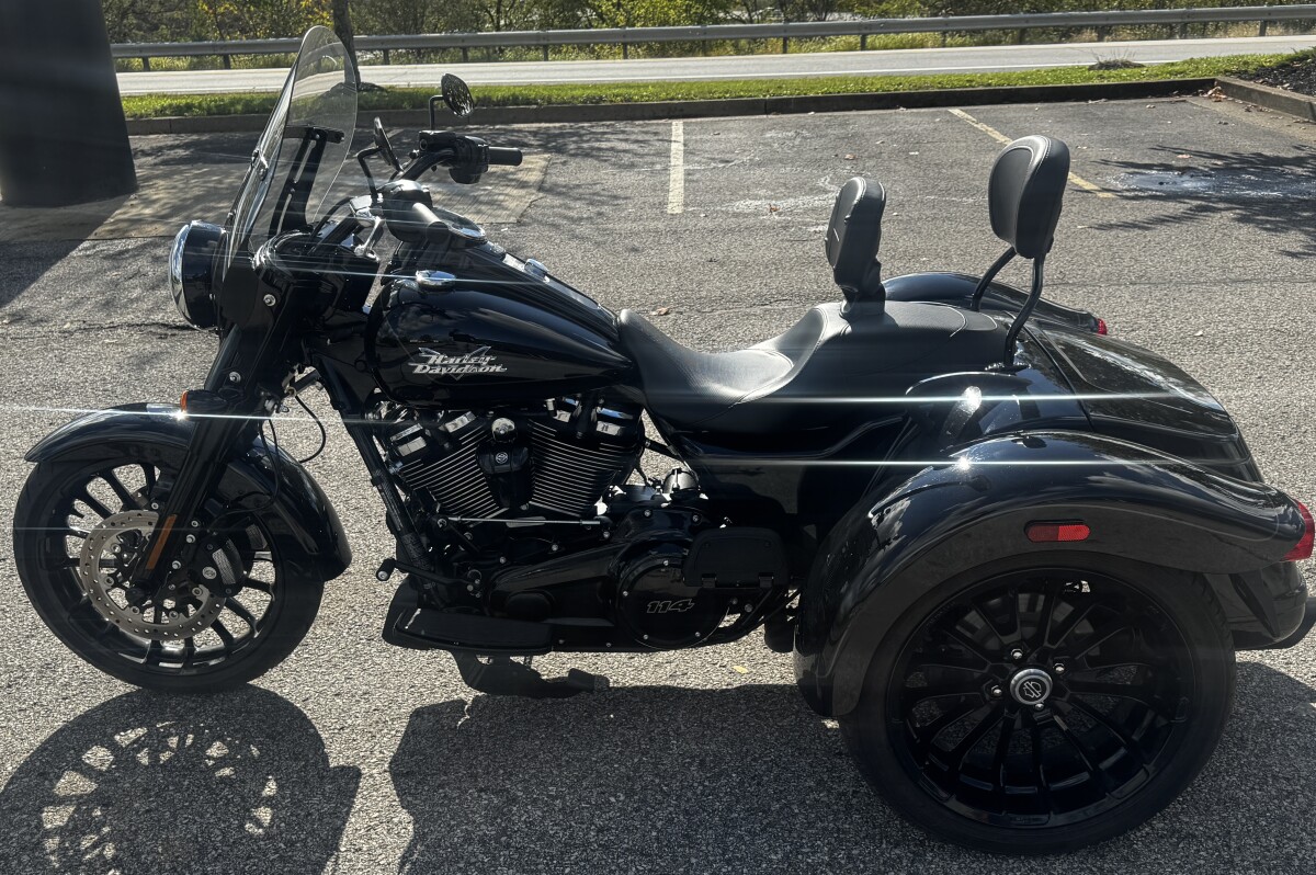 2024 Harley-Davidson Freewheeler FLRT VIVID BLACK W/ PINSTRIPE - Photo 3