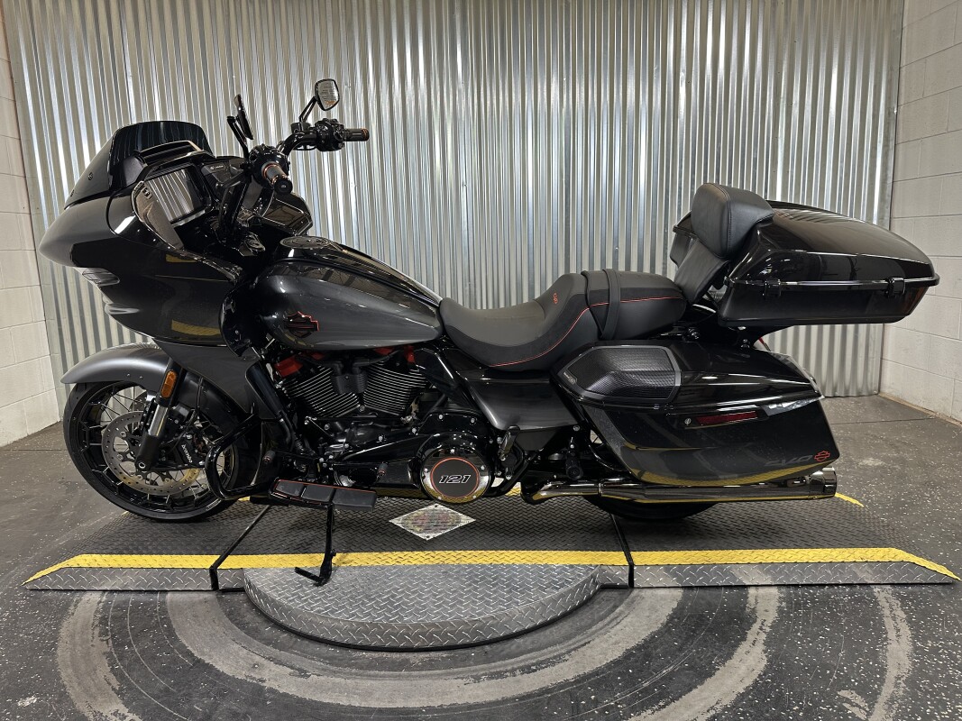 2025 Harley-Davidson CVO Road Glide Raven Fade - Photo 5