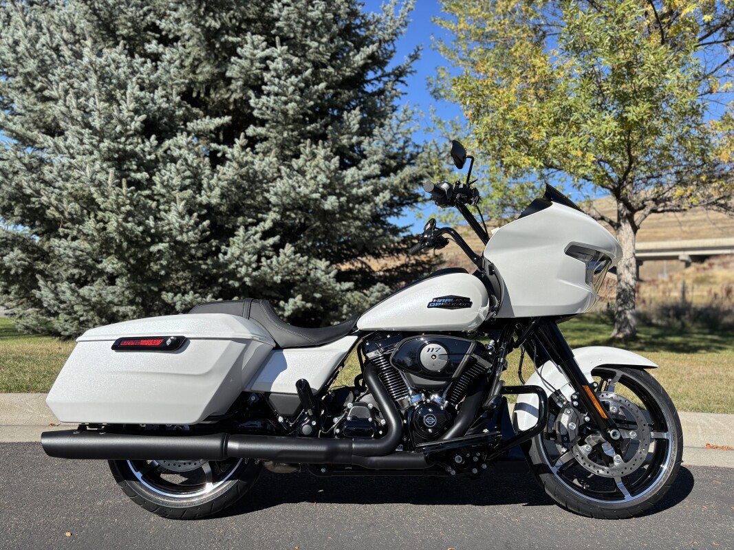 2025 Harley-Davidson Road Glide White Onyx Pearl - Black Finish