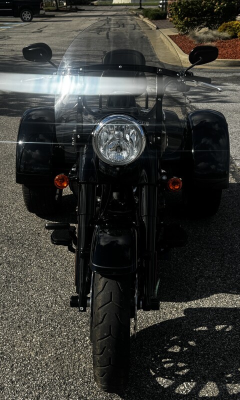 2024 Harley-Davidson Freewheeler FLRT VIVID BLACK W/ PINSTRIPE - Photo 2
