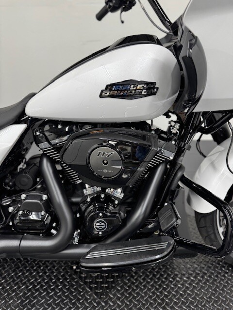 FLTRX 2025 Road Glide - Photo 2