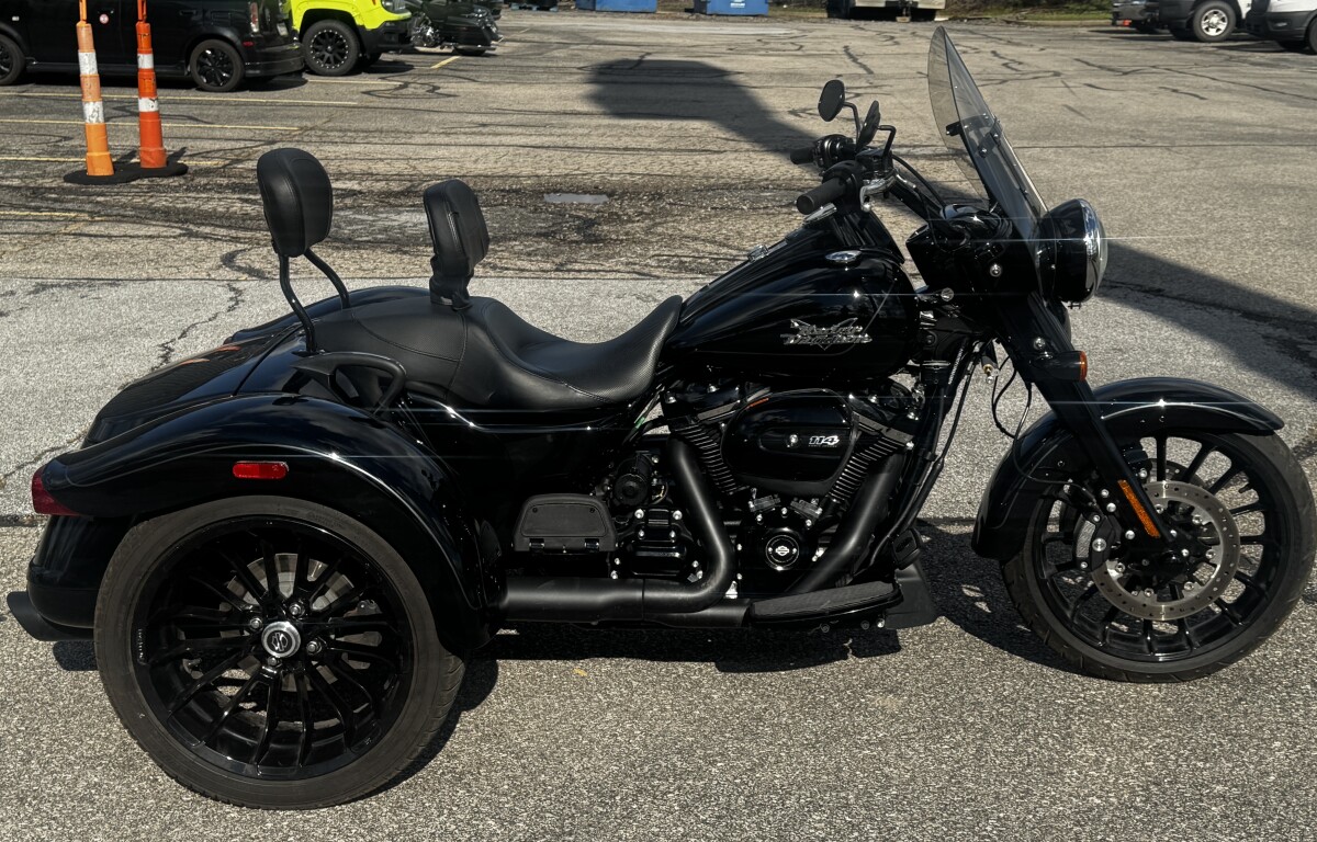 2024 Harley-Davidson Freewheeler FLRT VIVID BLACK W/ PINSTRIPE