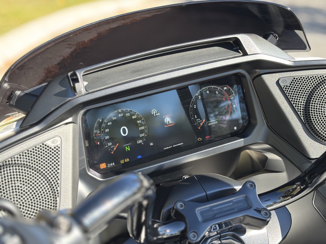 2025 Harley-Davidson Road Glide White Onyx Pearl - Black Finish - Photo 10