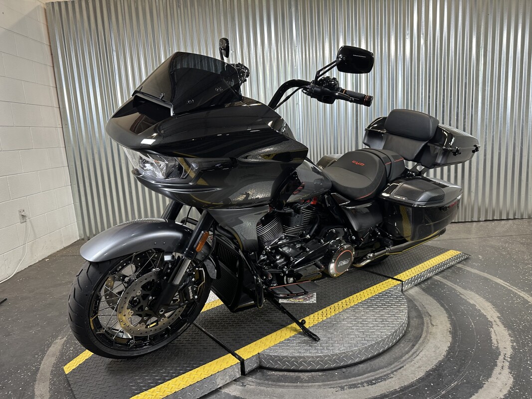 2025 Harley-Davidson CVO Road Glide Raven Fade - Photo 4