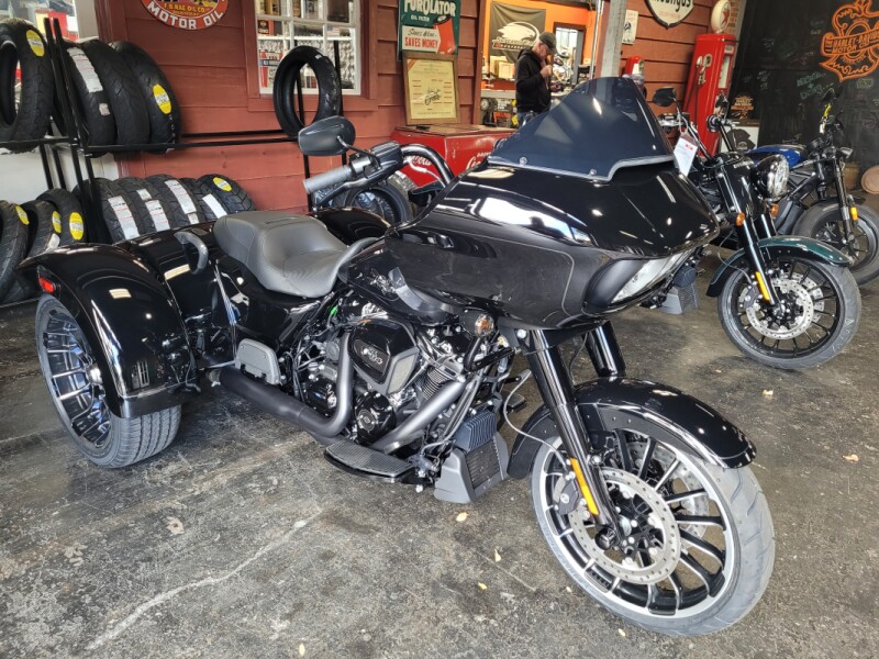 2025 Harley-Davidson® Road Glide® Vivid Black - Black Finish