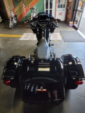 2025 Harley-Davidson® Road Glide® Vivid Black - Black Finish thumb 1