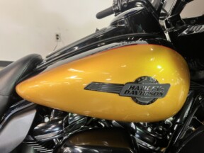 2023 Harley-Davidson® Ultra Limited Prospect Gold/Vivid Black FLHTK thumb 3