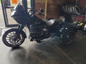 2025 Harley-Davidson® Road Glide® Vivid Black - Black Finish thumb 3