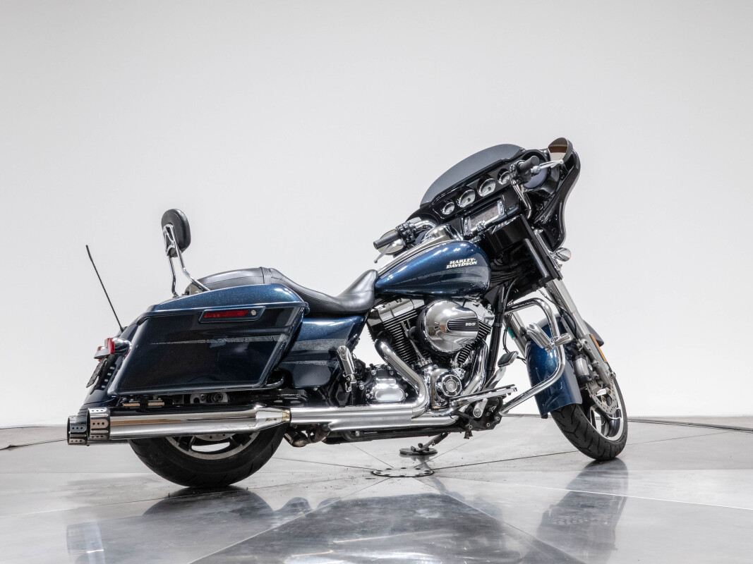 2016 HARLEY-DAVIDSON FLHXS STREET GLIDE SPECIAL in Cosmic Blue Pearl with 9112 miles - Photo 4