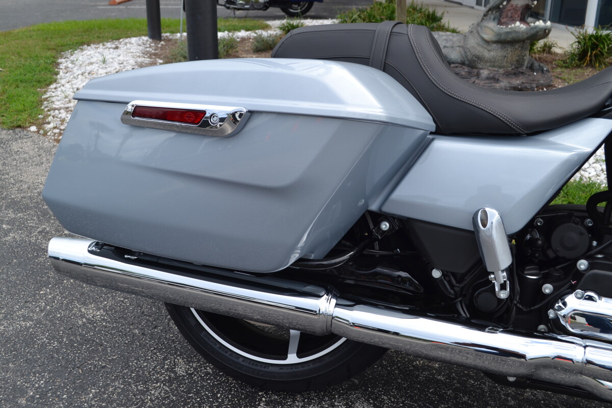 2025 Harley-Davidson Street Glide Atlas Silver Metallic - FLHX - Photo 6