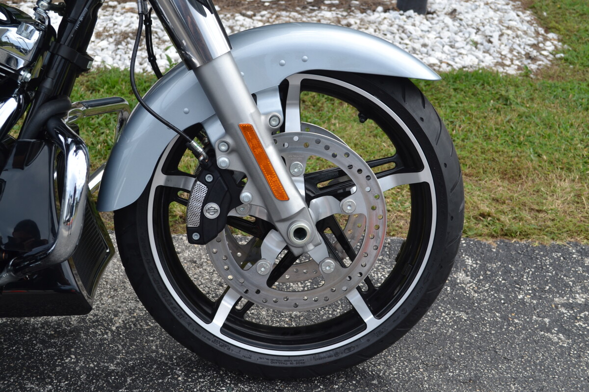 2025 Harley-Davidson Street Glide Atlas Silver Metallic - FLHX - Photo 3