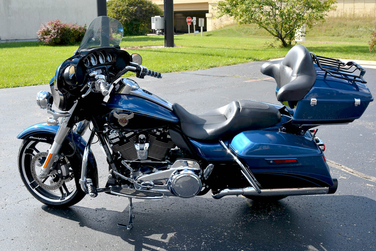 2018 Harley-Davidson CVO Street Glide 115TH Anniversary Legend Blue and Vivid Black - Photo 3