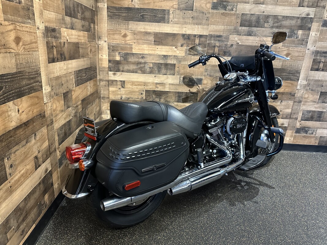 2018 Harley-Davidson Heritage Classic 114 Vivid Black FLHCS - Photo 2