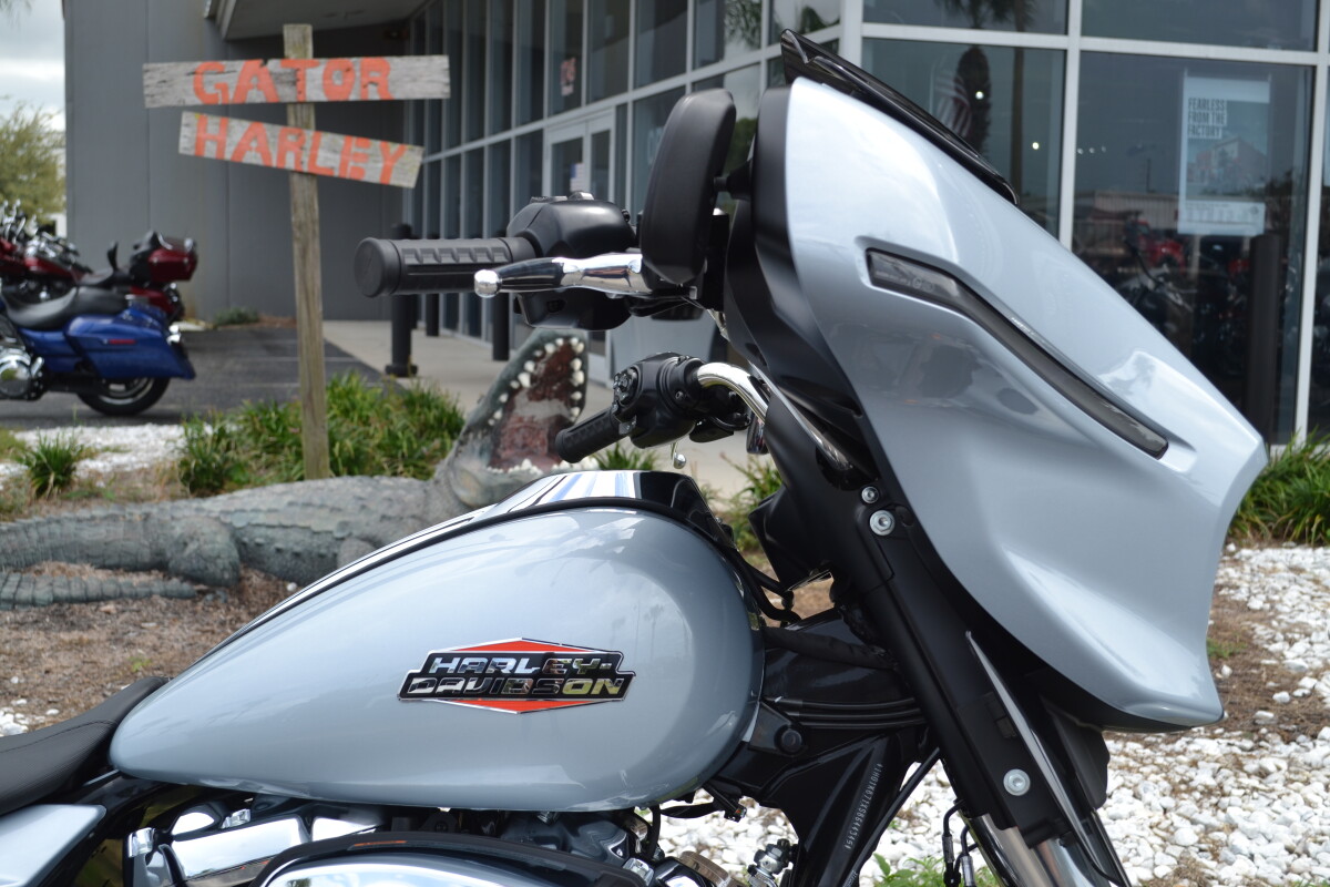 2025 Harley-Davidson Street Glide Atlas Silver Metallic - FLHX - Photo 2
