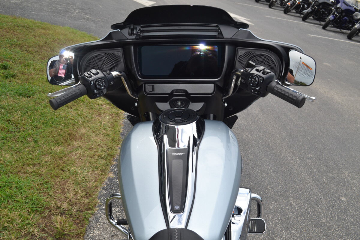 2025 Harley-Davidson Street Glide Atlas Silver Metallic - FLHX - Photo 9