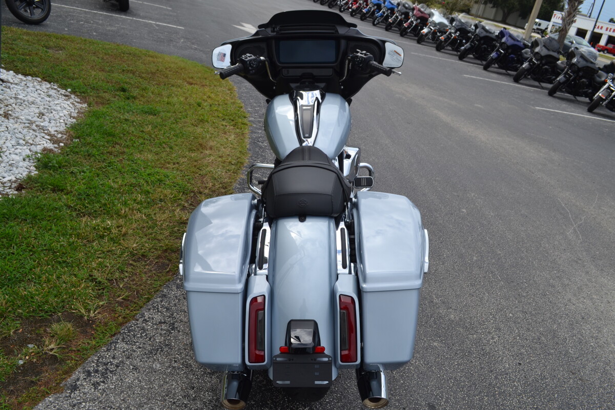 2025 Harley-Davidson Street Glide Atlas Silver Metallic - FLHX - Photo 8