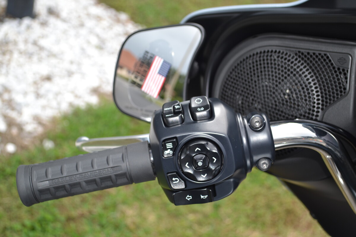 2025 Harley-Davidson Street Glide Atlas Silver Metallic - FLHX - Photo 10