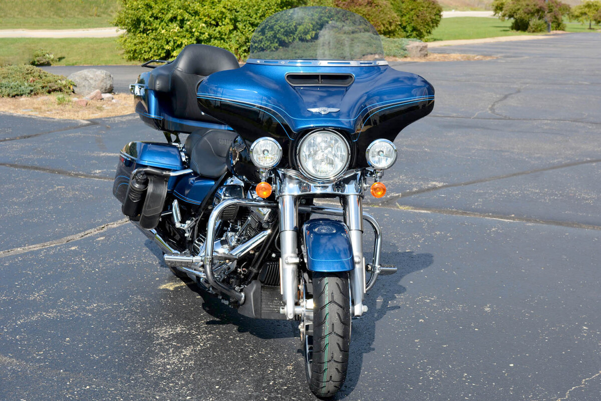 2018 Harley-Davidson CVO Street Glide 115TH Anniversary Legend Blue and Vivid Black - Photo 2