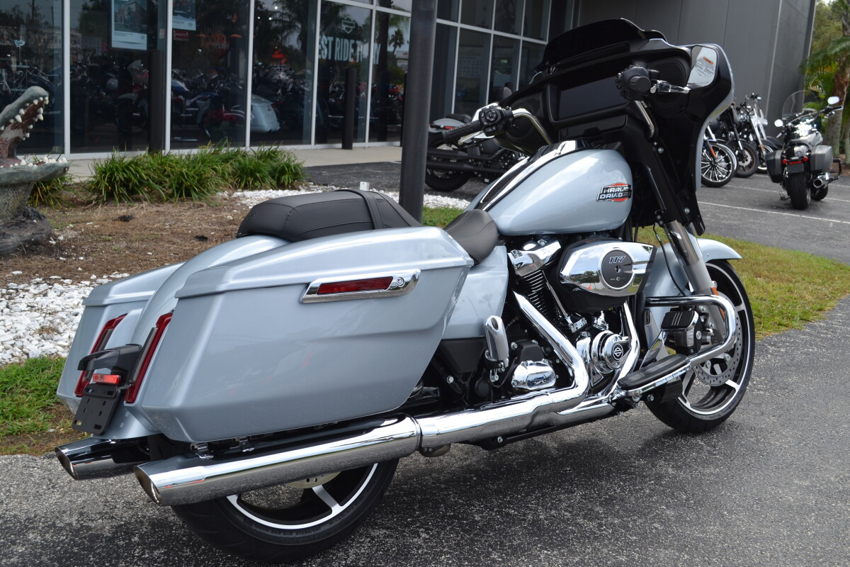 2025 Harley-Davidson Street Glide Atlas Silver Metallic - FLHX - Photo 7