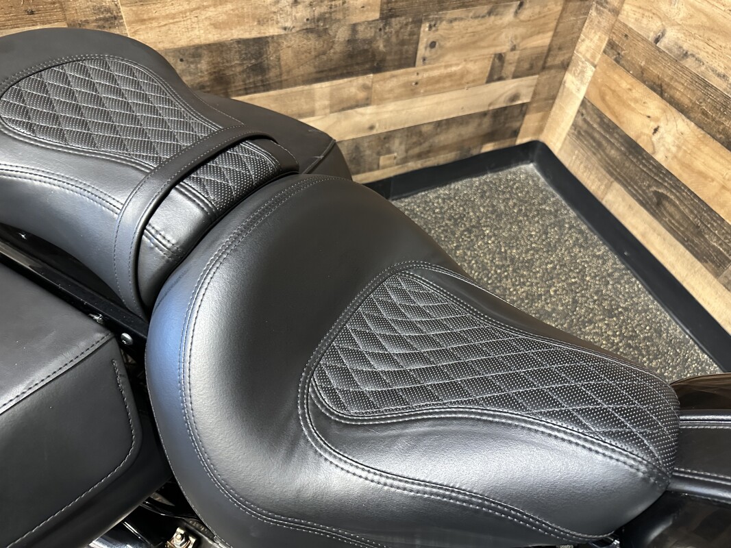 2018 Harley-Davidson Heritage Classic 114 Vivid Black FLHCS - Photo 9