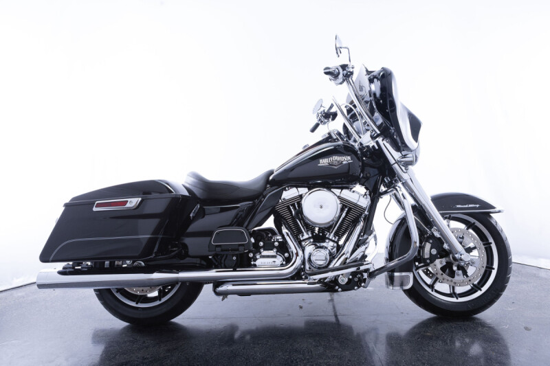 2016 Harley-Davidson® Road King® Vivid Black (26000 km seulement)