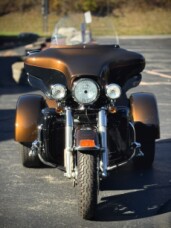 2013 Harley-Davidson® Tri Glide™ Ultra Classic® Two-Tone Anniversary Vintage Bronze/Anniversary Vint thumb 2