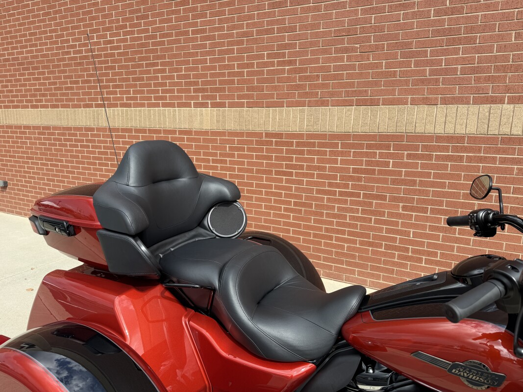FLHTCUTG 2025 Tri Glide Ultra - Photo 6