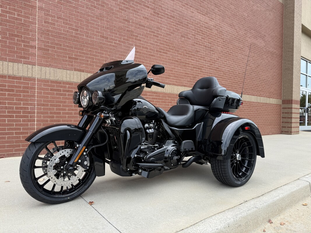 FLHTCUTG 2025 Tri Glide Ultra - Photo 8