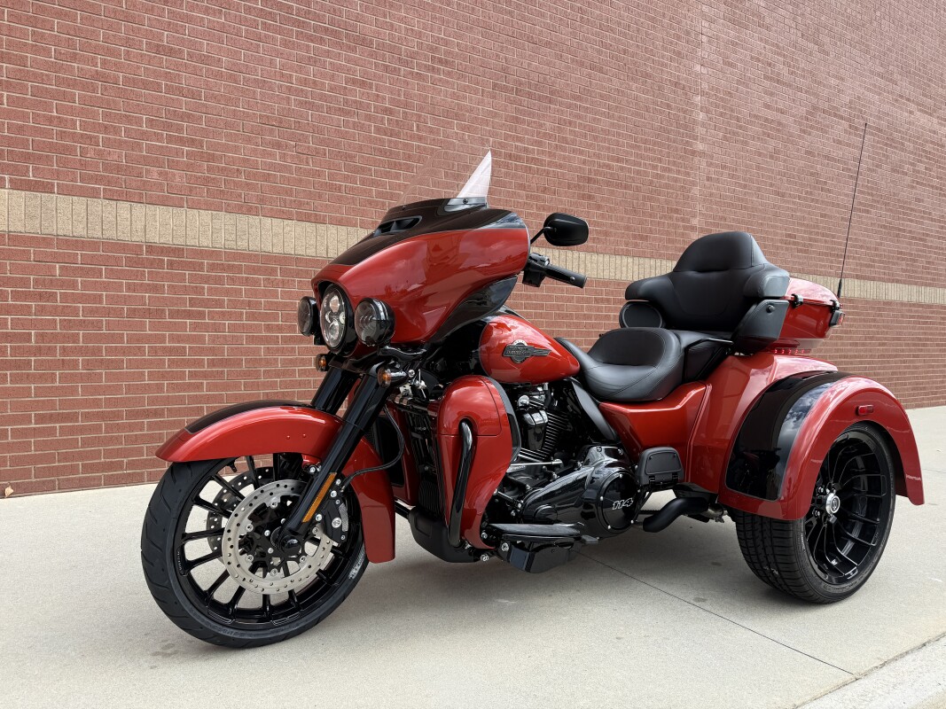 FLHTCUTG 2025 Tri Glide Ultra - Photo 9