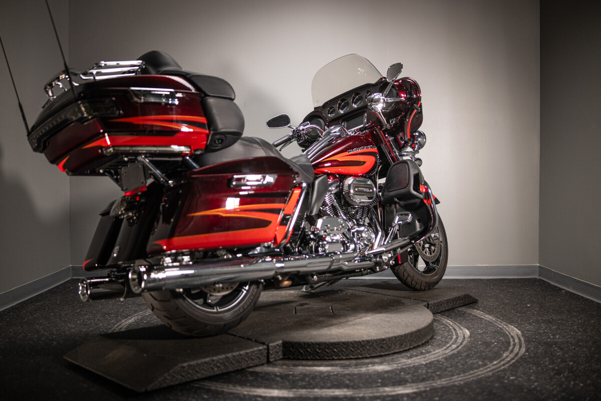 2017 CVO Limited (FLHTKSE) - Photo 7