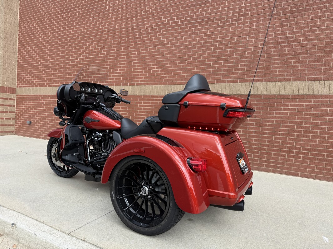FLHTCUTG 2025 Tri Glide Ultra - Photo 8