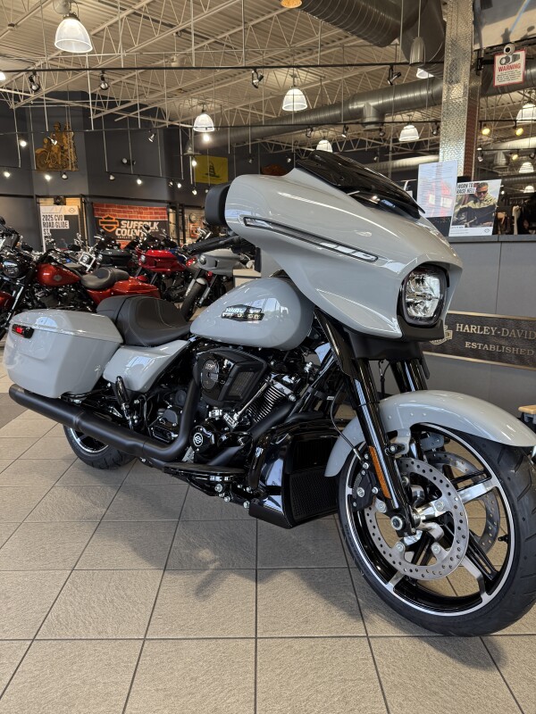 FLHX 2025 Street Glide - Photo 5