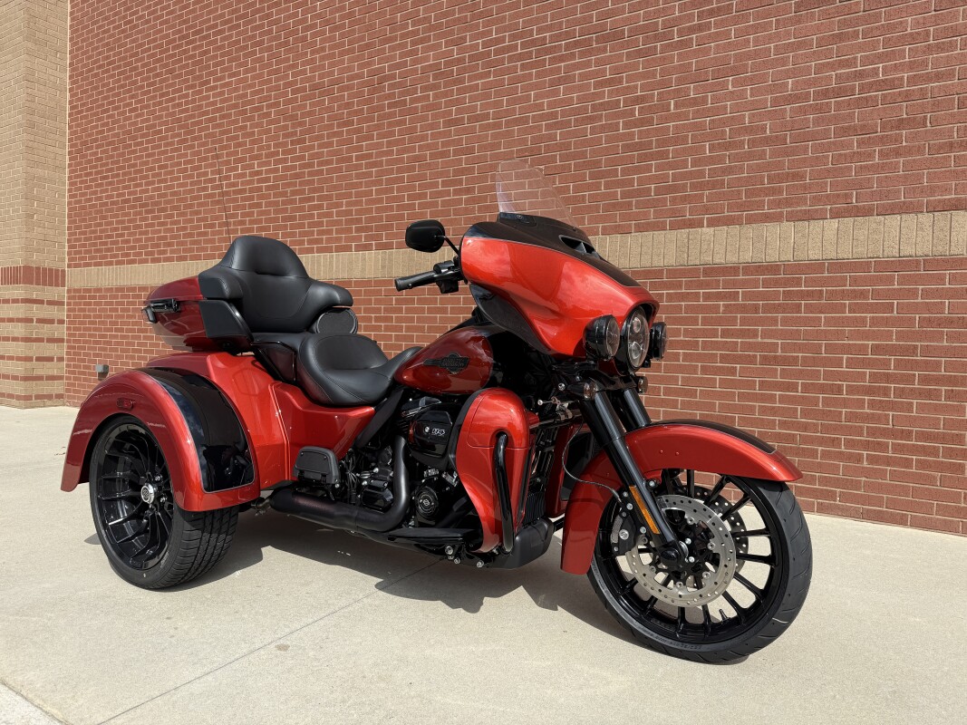 FLHTCUTG 2025 Tri Glide Ultra - Photo 2