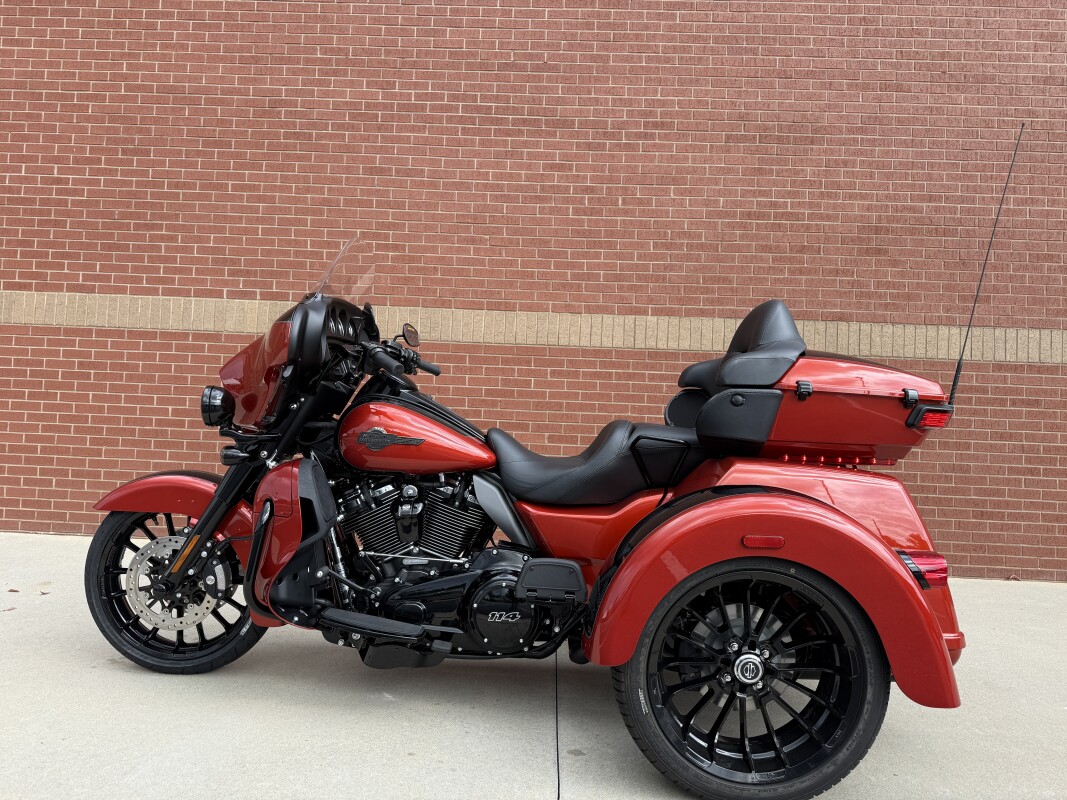 FLHTCUTG 2025 Tri Glide Ultra - Photo 7