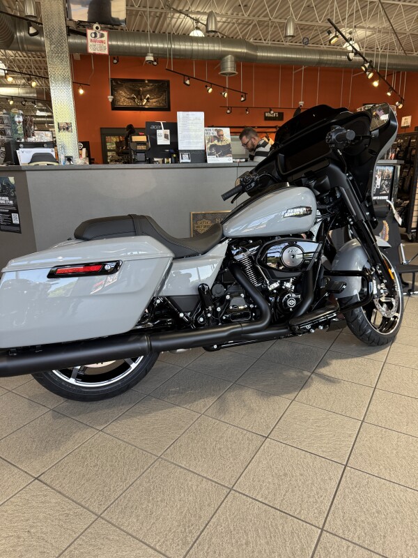 FLHX 2025 Street Glide - Photo 4