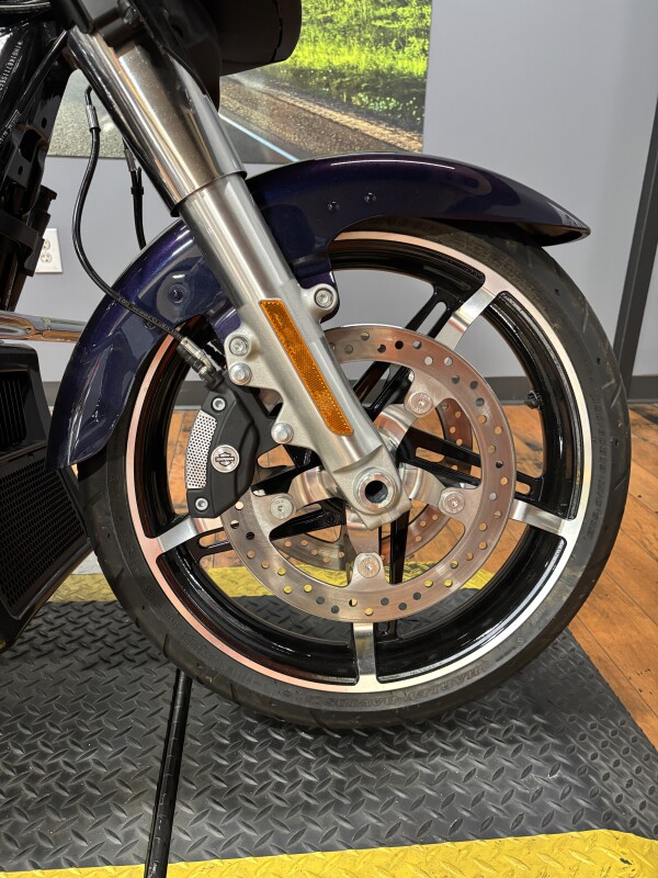 2025 Harley-Davidson Street Glide MYSTIC SHIFT/CHROME TRIM - Photo 2