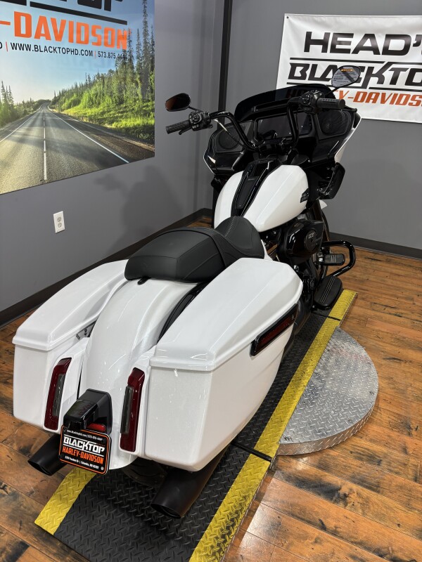 2025 Harley-Davidson Road Glide WHITE ONYX PRL/BLACK TRIM - Photo 4