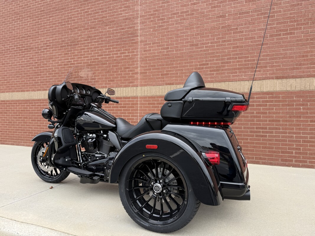 FLHTCUTG 2025 Tri Glide Ultra - Photo 7